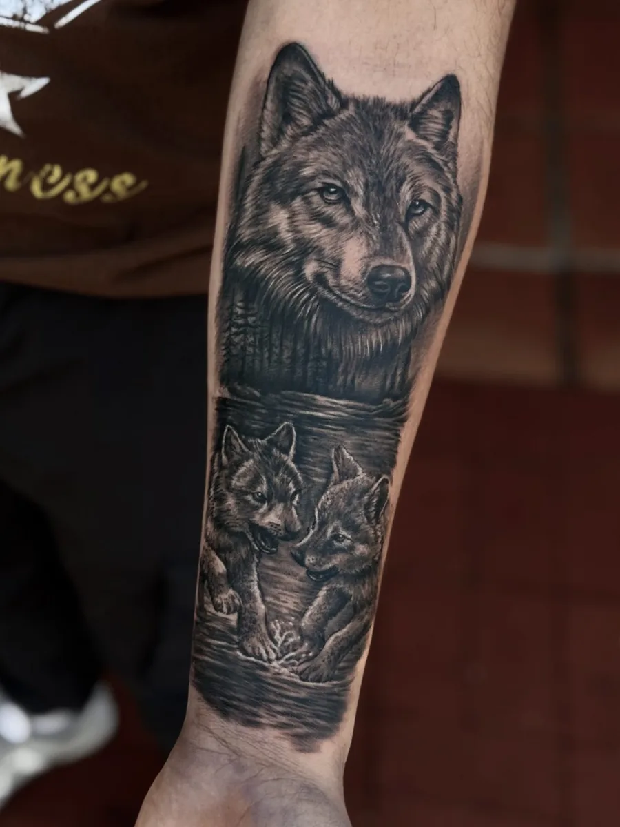 Kol üzerinde realistik kurt ve yavruları sleeve dövmesi