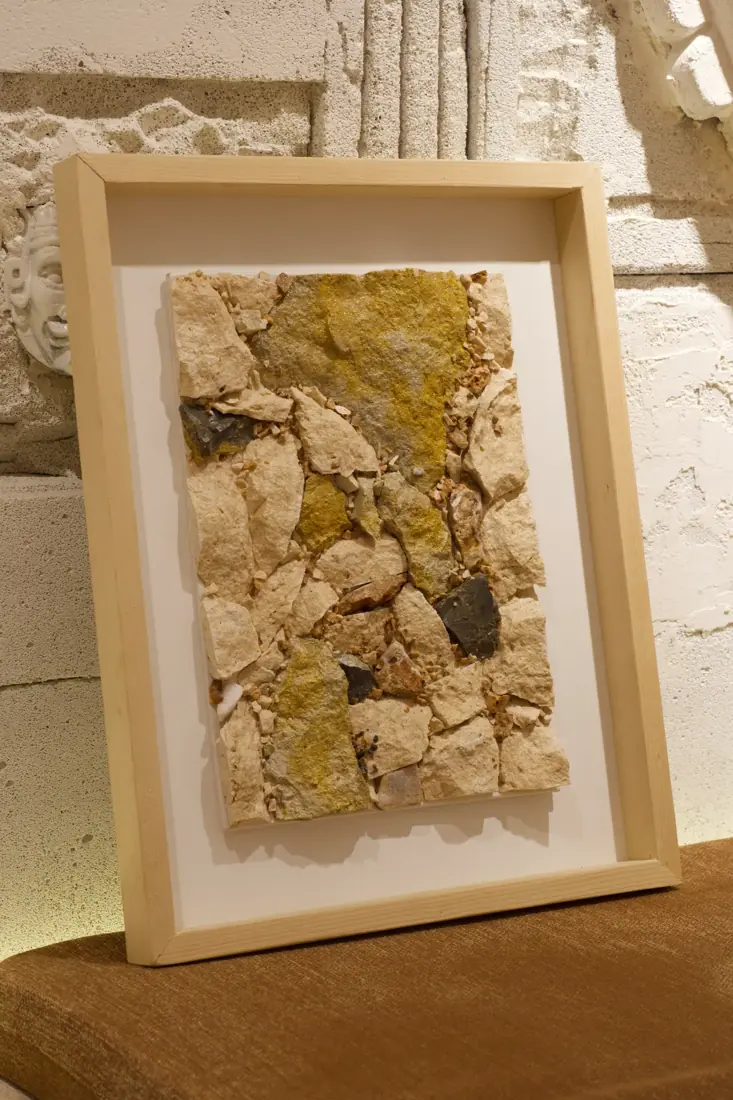 Ahşap çerçeveli doğal taş mozaik duvar eseri — NEXA Atelier sanat koleksiyonu