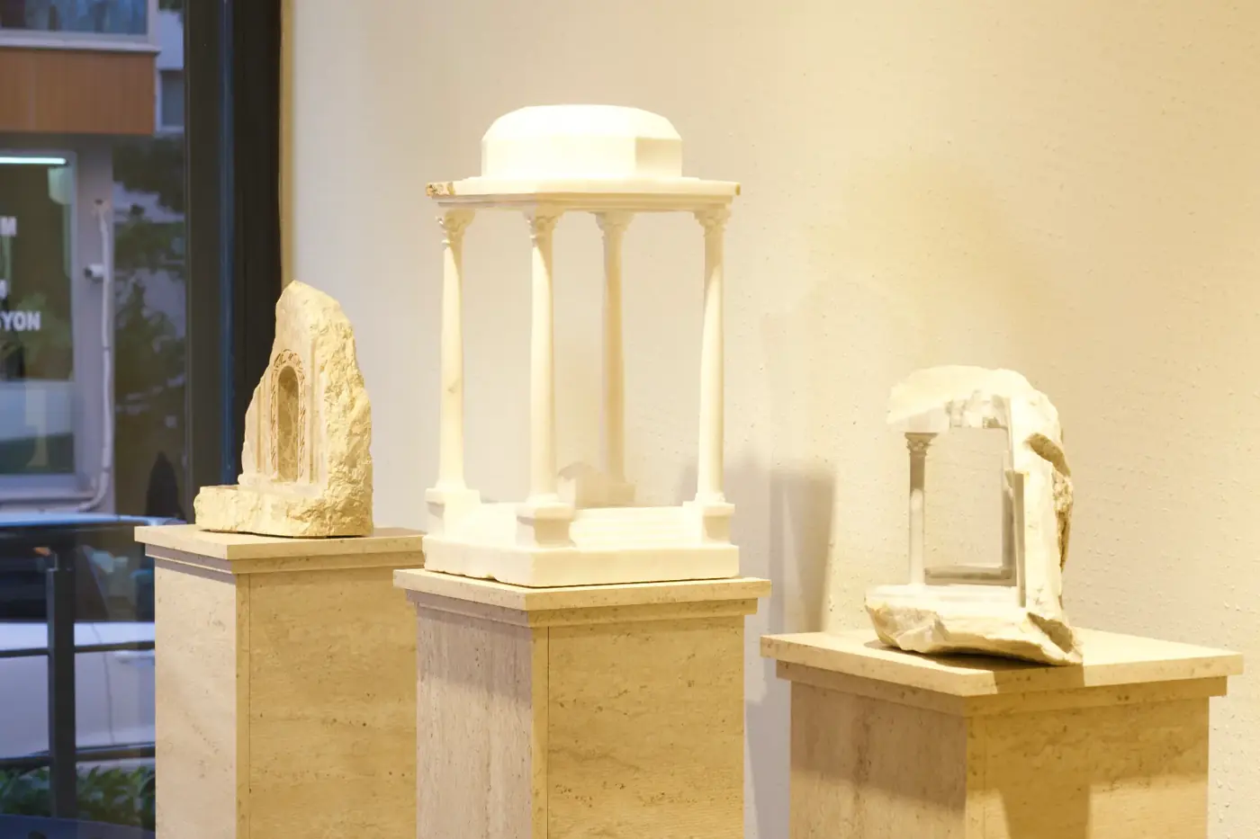 Traverten kaideler üzerinde mermer tapınak ve taş heykel koleksiyonu — NEXA Atelier