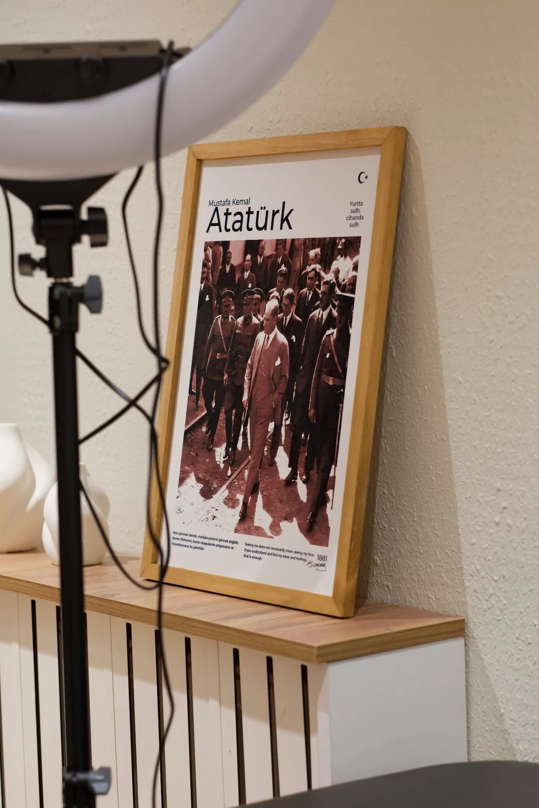 Atatürk posteri ve seramik vazolar ile atölye rafı — NEXA Atelier