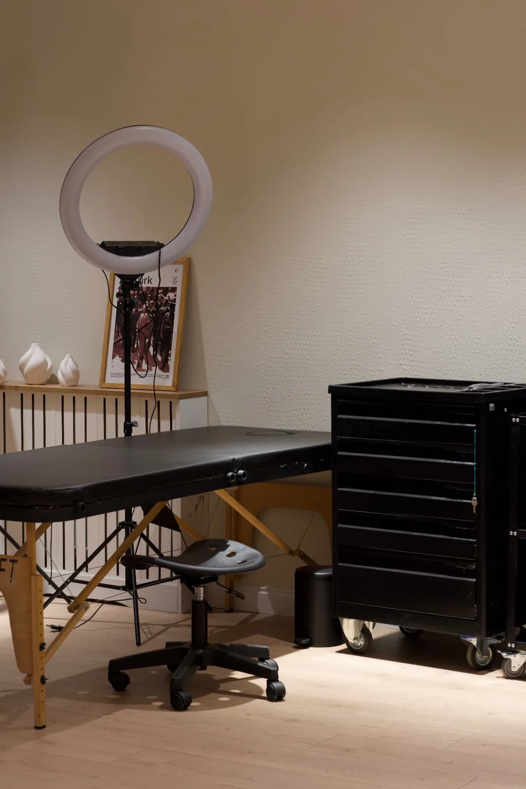 Dövme istasyonu ekipman dolabı ve steril çalışma alanı — NEXA Atelier